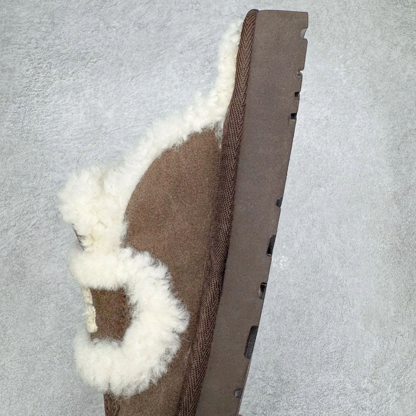 Pick up locally 💰 440 UGG slippers 1206 letter embroidered classic short-tube autumn and winter sheep fur all-in-one snow boots All shoes are made from the same factory as ZP Longfeng A-grade Australian imported sheep fur all-in-one Brand OEM production line Fully follow the ZP process flow OEM original pattern maker Adhere to no original shoes and no development selection Pay attention to every detail The most authentic version on the market TREADLITE "Light Wing" technology outsole Lightweight/durable/flexible/pile size: 35 36 37 38 39 40 Coding: by2936070